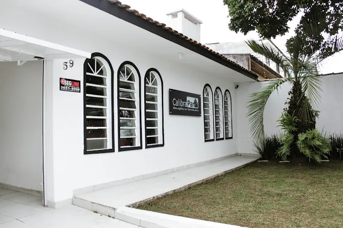 Fachada da sede da Calibrapar em Curitiba